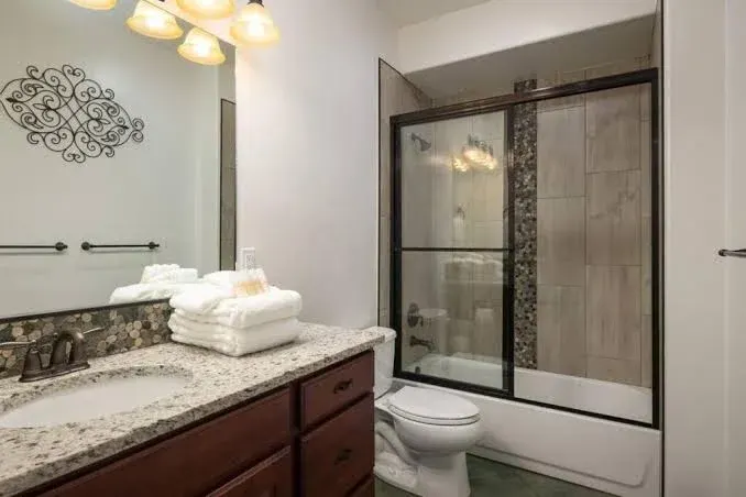 Luxury Downtown Rental (Hot Tub/Pet Friendly) - La Dolce Vita Villas 11