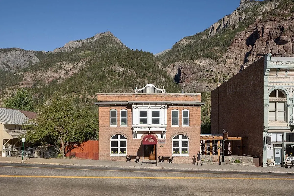 The St. Elmo Hotel & Tavern