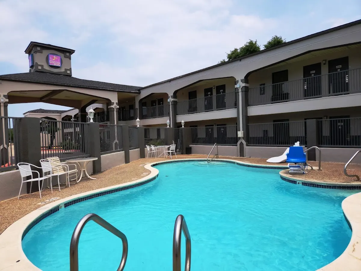 EXPRESS INN TOMBALL