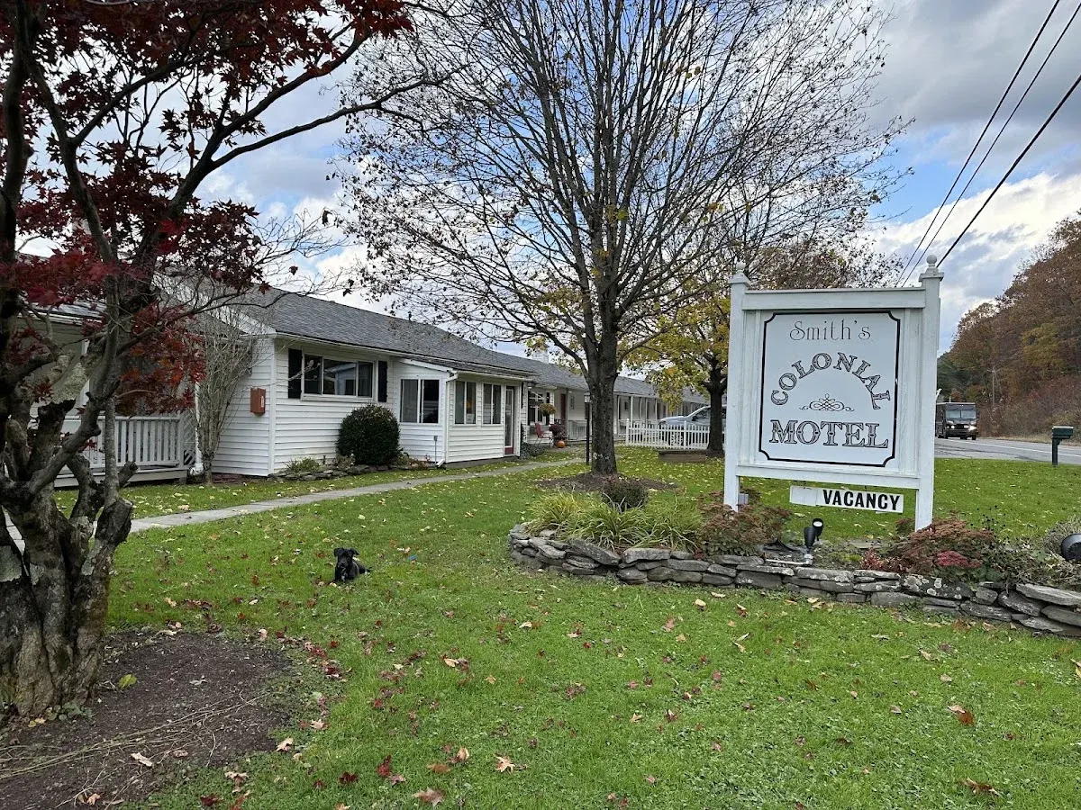 Smith's Colonial Motel