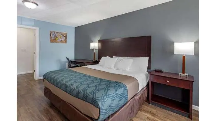 Econo Lodge Inn & Suites Sandusky South