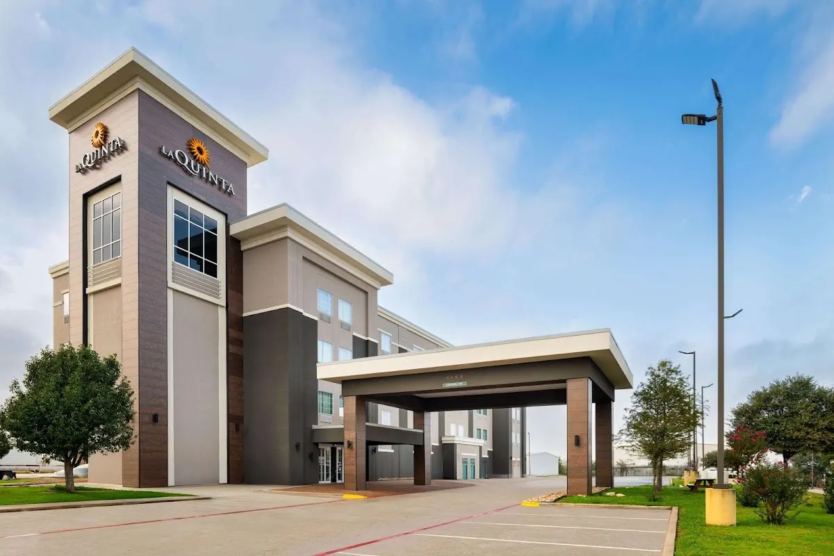 La Quinta Inn & Suites by Wyndham Denton - University Drive