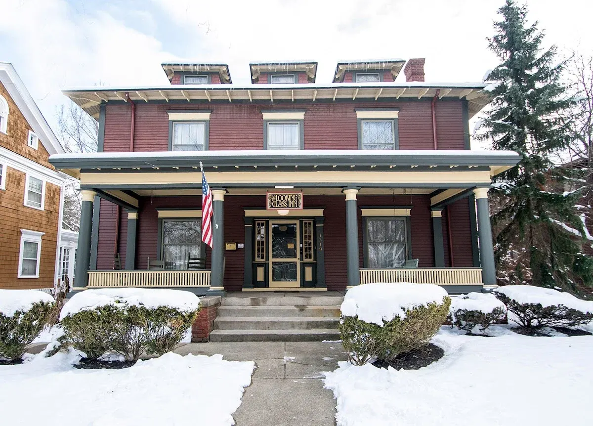 Looking Glass Inn