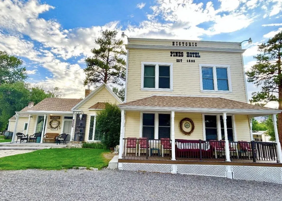 Moore's Old Pine Inn