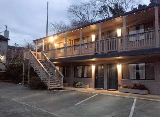 Lighthouse Cove Inn