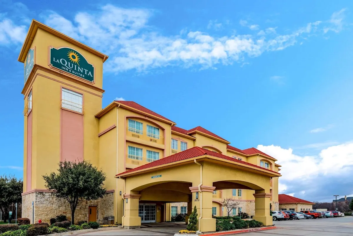 La Quinta Inn & Suites by Wyndham DFW Airport West - Bedford