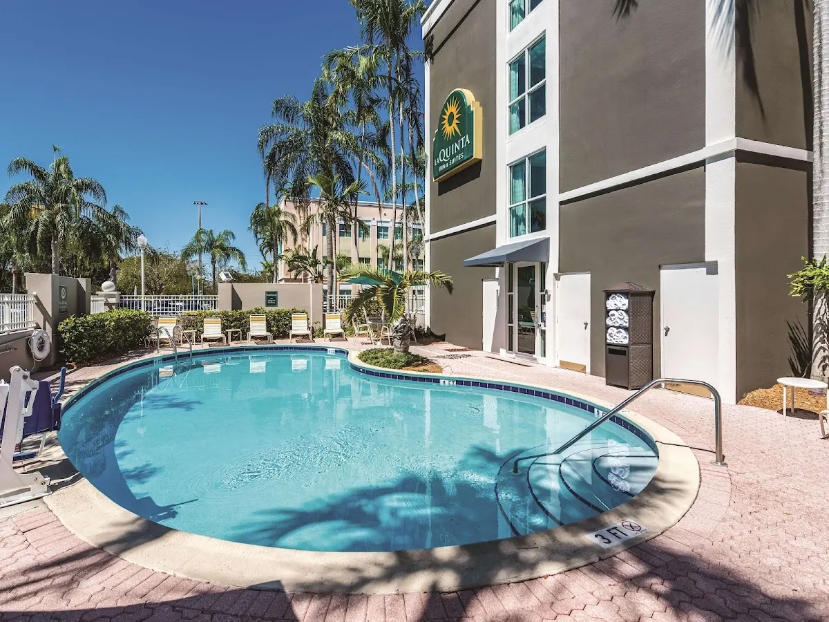 La Quinta Inn & Suites by Wyndham Plantation at SW 6th St