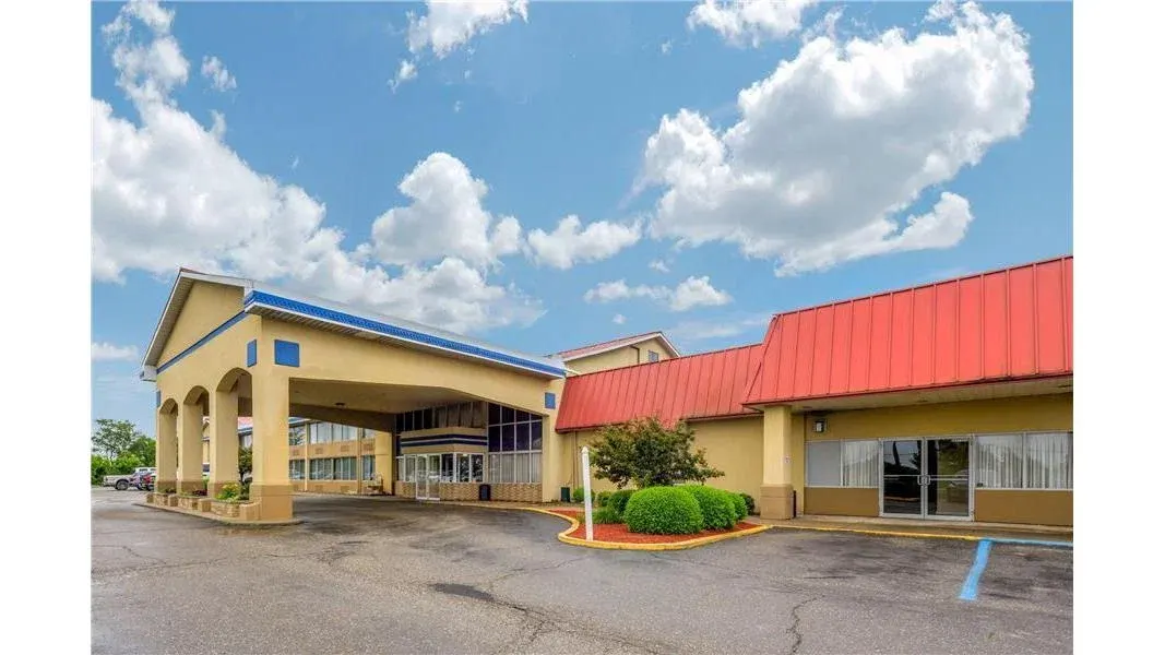 Econo Lodge Inn & Suites Triadelphia - Wheeling