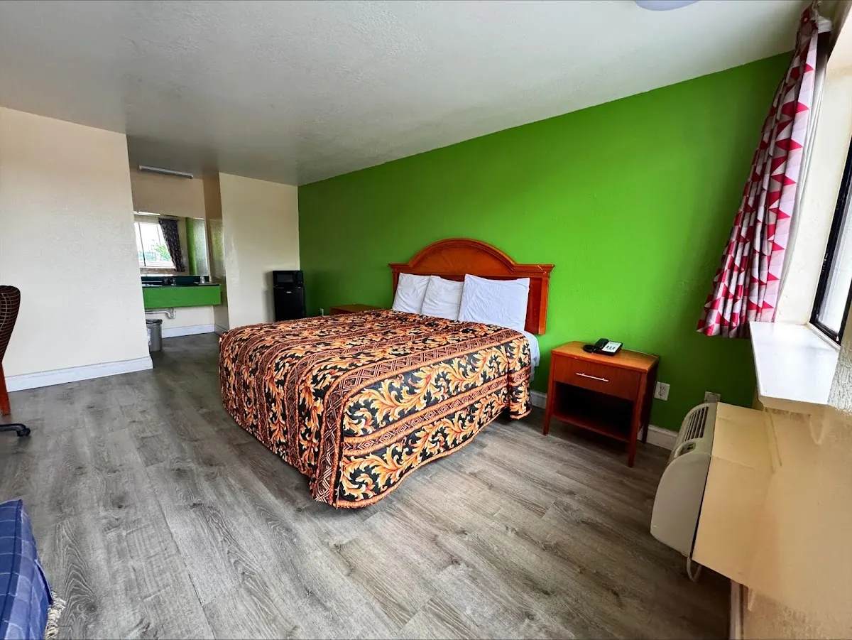 Cloverleaf Motel Richmond near Turnpike