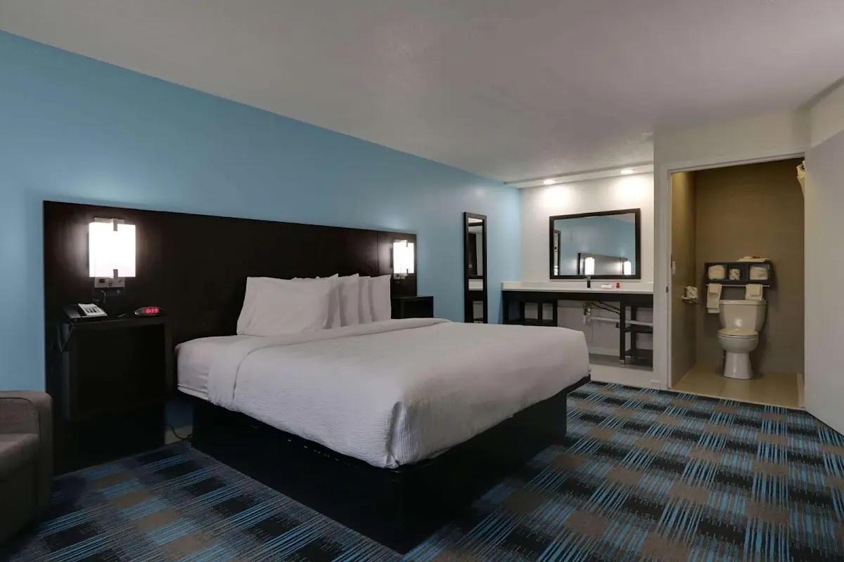 Travelodge by Wyndham Calhoun South I-75