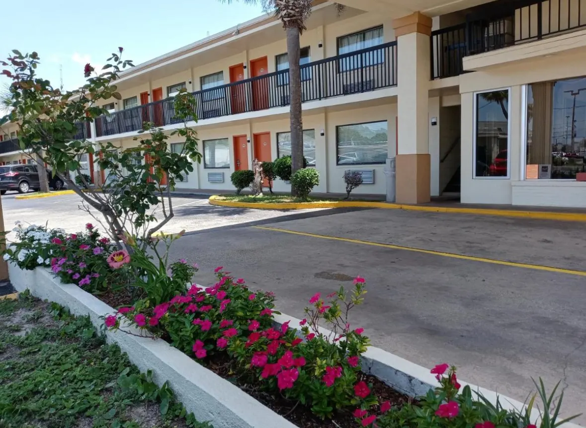 Hole Inn the Wall Hotel-Fort Walton Beach-Sunset Plaza-nearby Beaches & Hurlburt