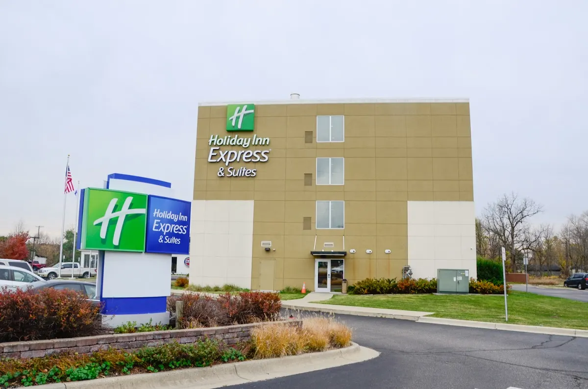 Holiday Inn Express & Suites Farmington Hills - Detroit by IHG