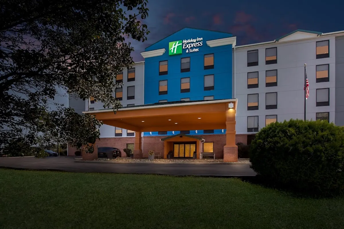 Holiday Inn Express & Suites Charleston-Southridge by IHG