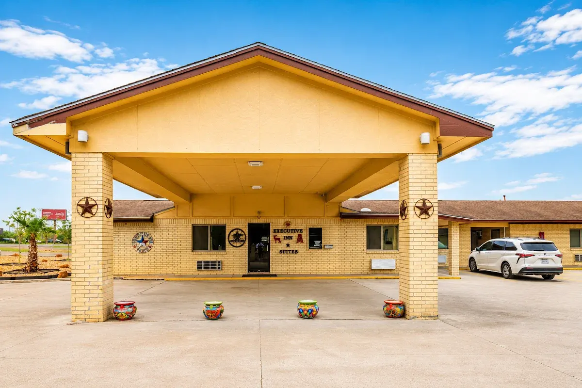 Freer Executive Inn and Studios