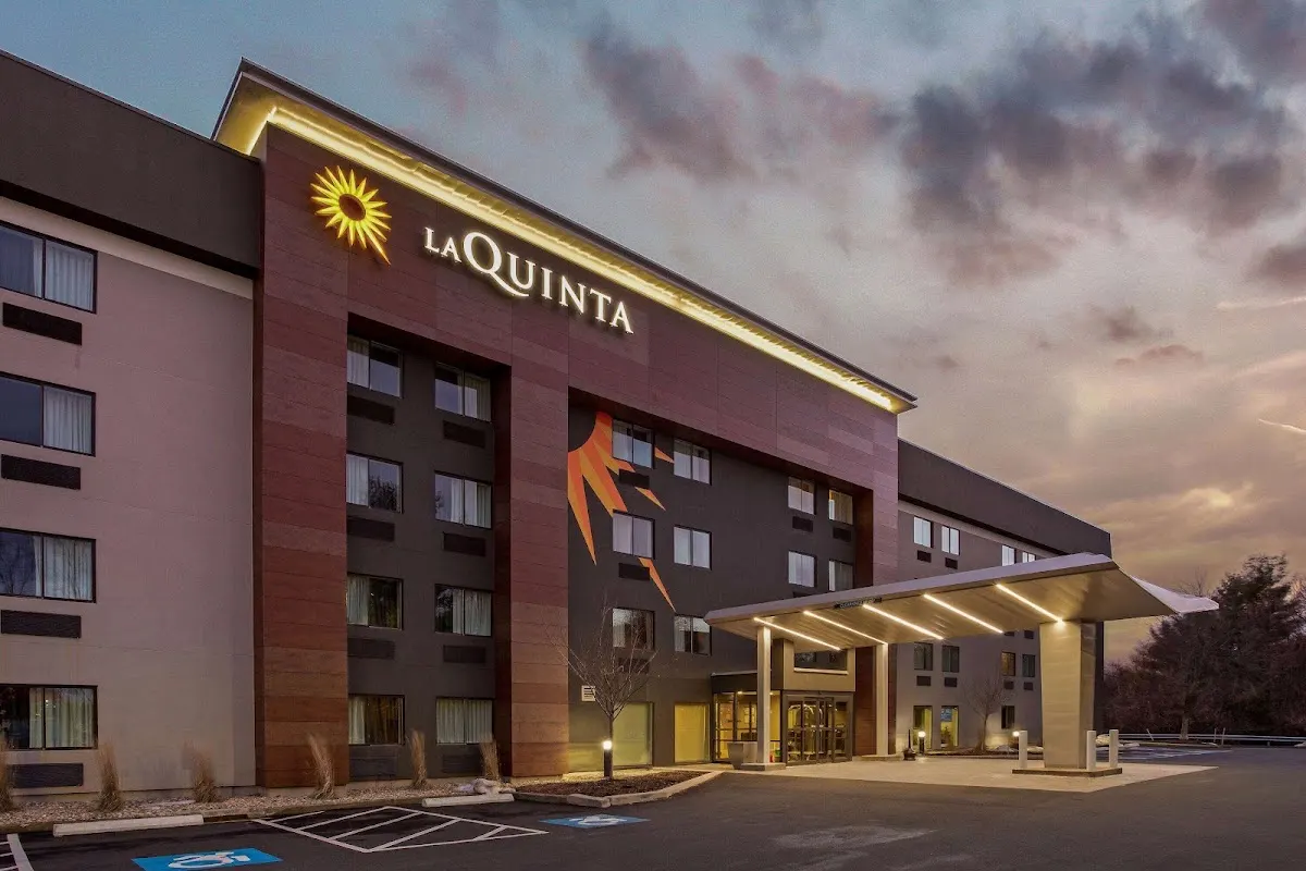 La Quinta Inn & Suites by Wyndham Hartford - Bradley Airport