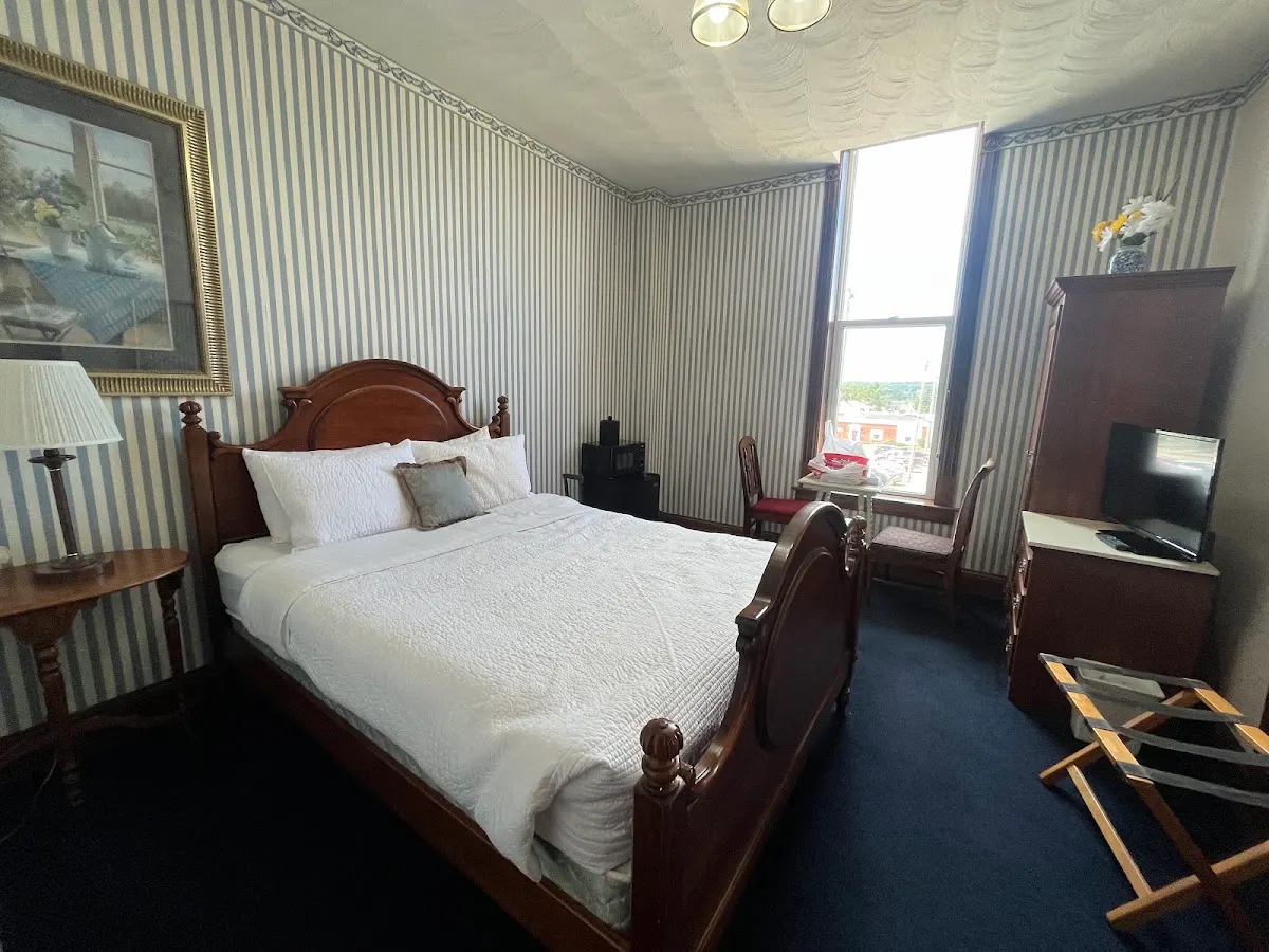 Decker Hotel & Bar