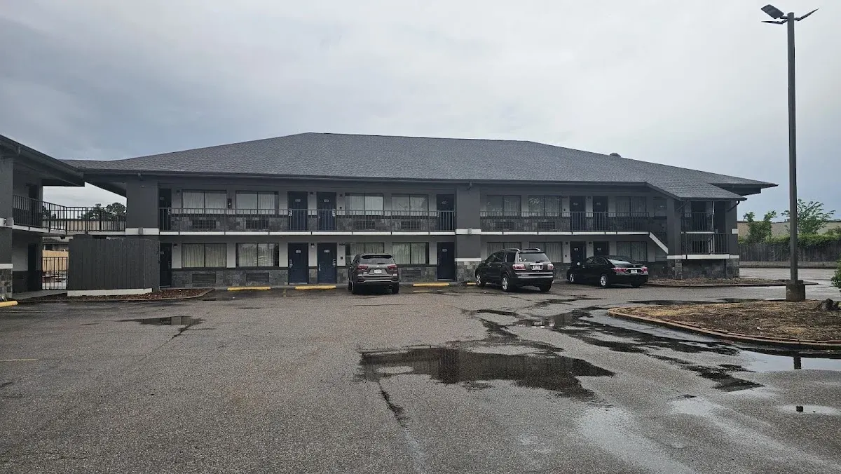 Brooks Inn & Suites