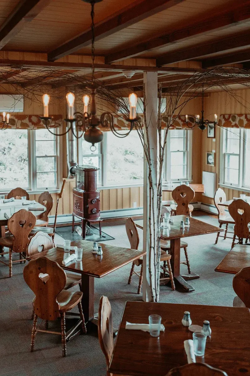 Max's Restaurant & Pub at Snowvillage Inn