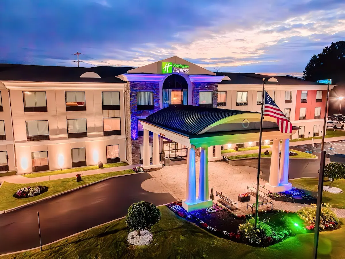 Holiday Inn Express & Suites Chester-Monroe-Goshen by IHG