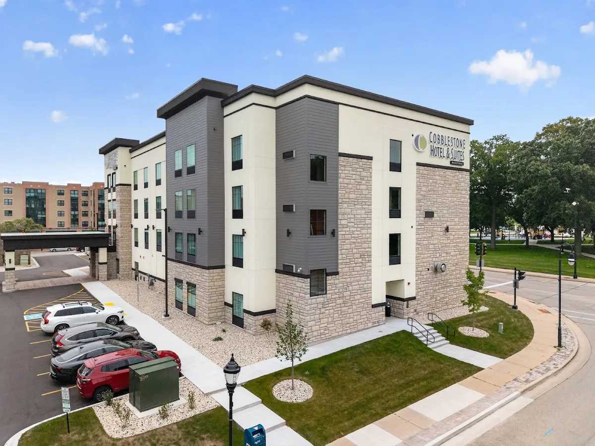 Cobblestone Hotel & Suites - Waukesha/West Milwaukee