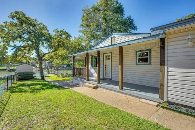 Waterfront Retreat w/ Hot Tub in Gun Barrel City!