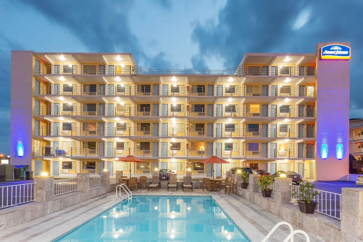 Howard Johnson by Wyndham Virginia Beach At The Beach