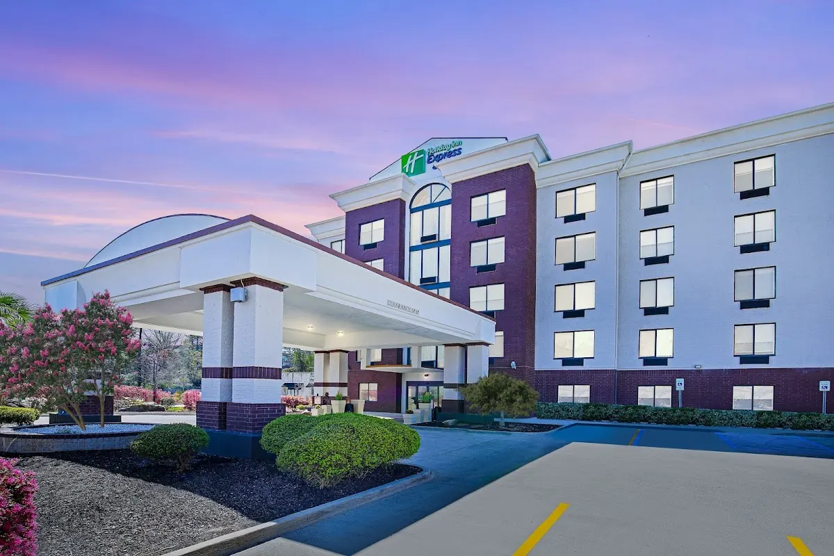 Holiday Inn Express & Suites Birmingham - Inverness 280 by IHG