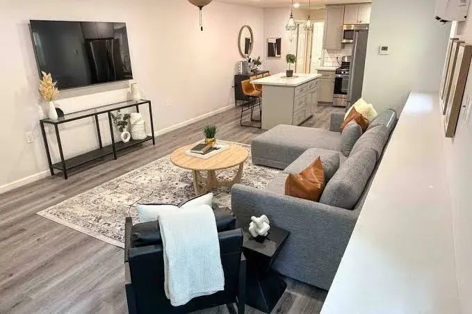 King-Sized Luxury Furnished Space- Downtown Sac!