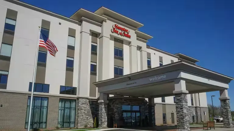 Hampton Inn & Suites Forest City