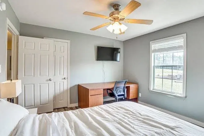 2 Mi to Lake Monticello: Home w/ Large Decks!