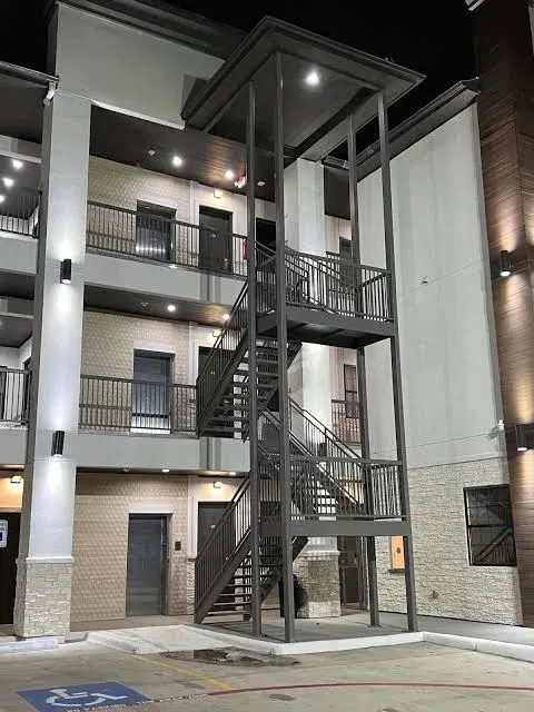 Comfeeni Inn and Suites