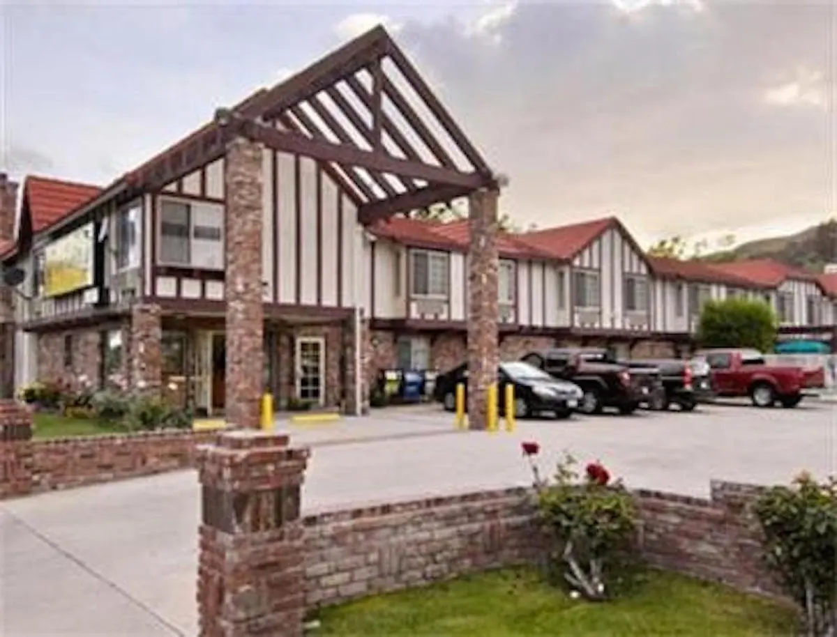 Super 8 by Wyndham Santa Clarita/Valencia