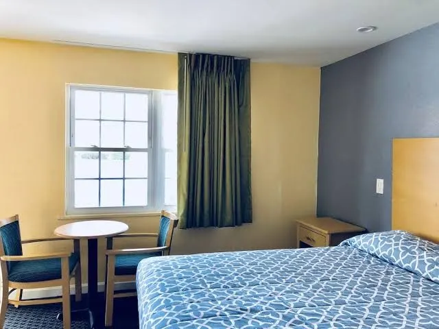 Chisholm's Motor Inn