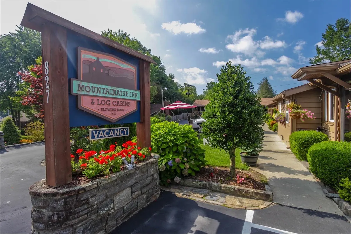 Mountainaire Inn & Log Cabins