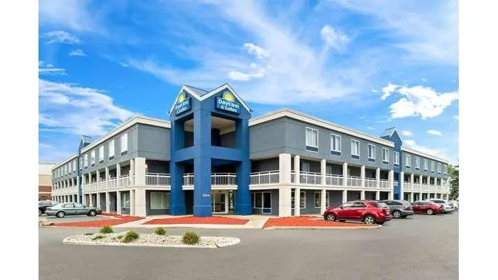 Days Inn & Suites by Wyndham Warren