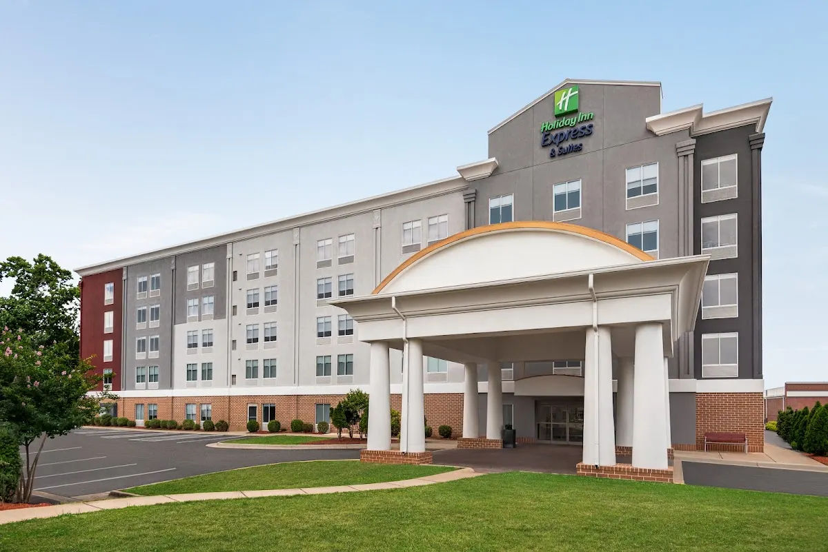 Holiday Inn Express & Suites Fredericksburg by IHG