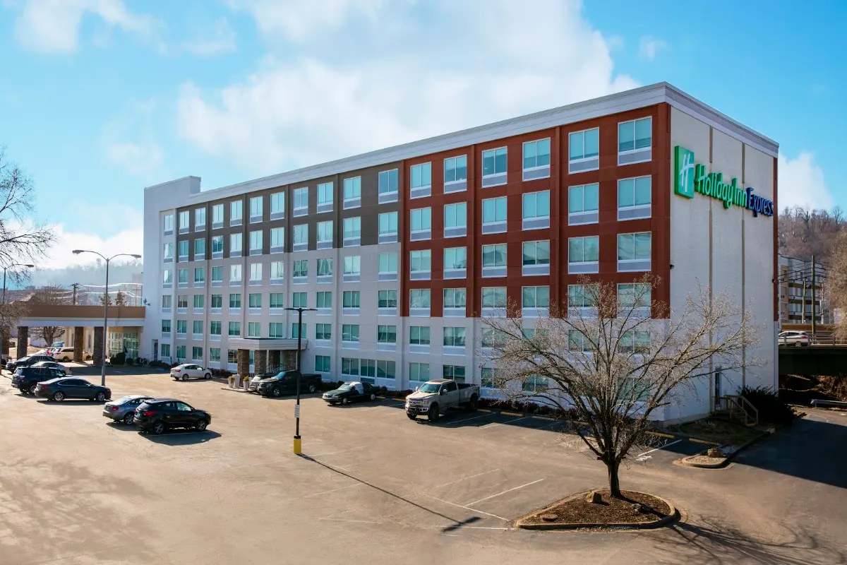 Holiday Inn Express Charleston-Civic Center by IHG