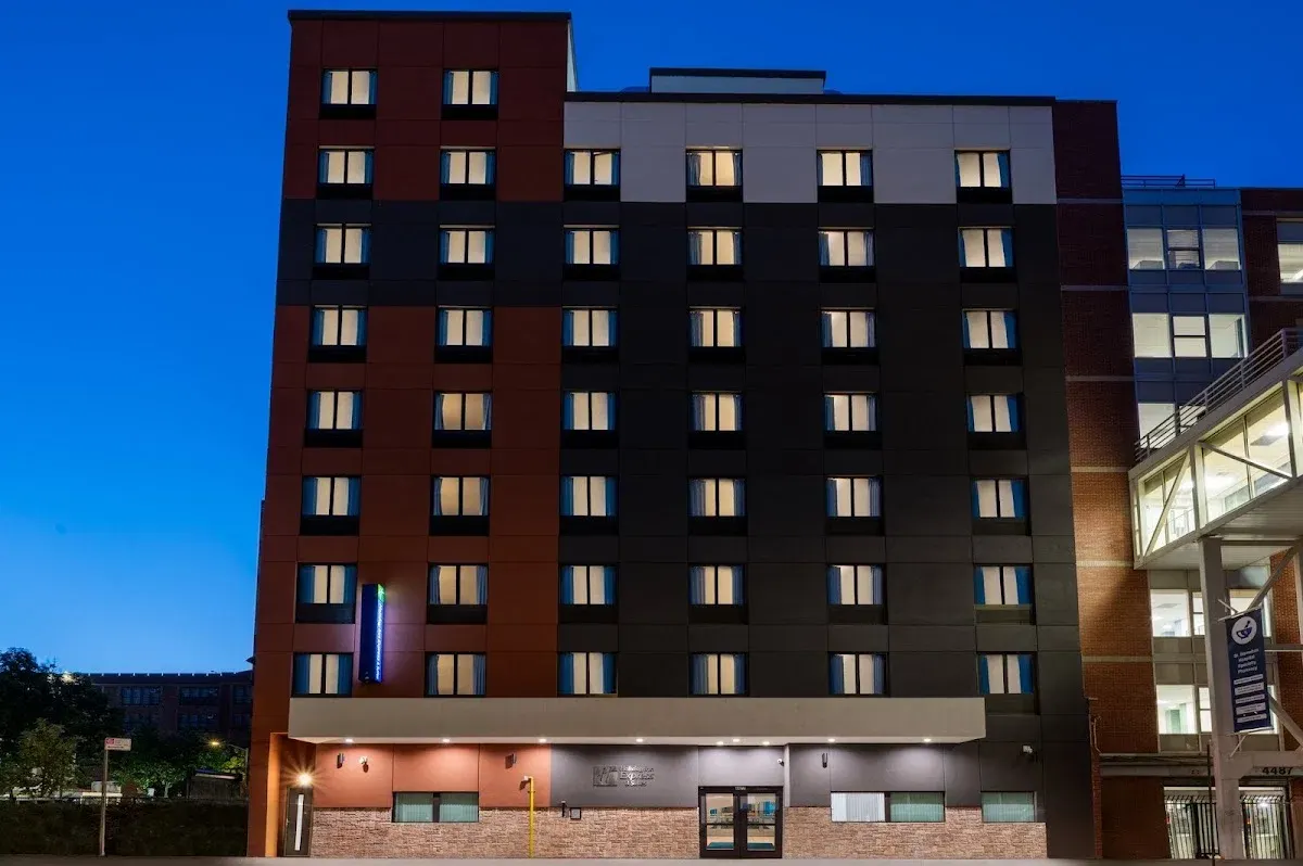 Holiday Inn Express & Suites Bronx - Zoo Area by IHG