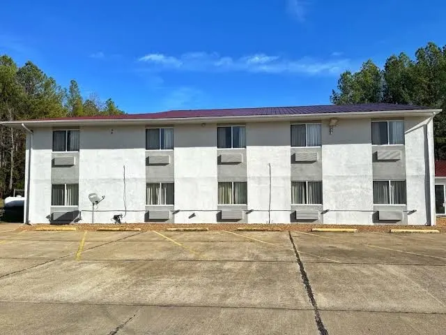 Laketree Inn & Suites