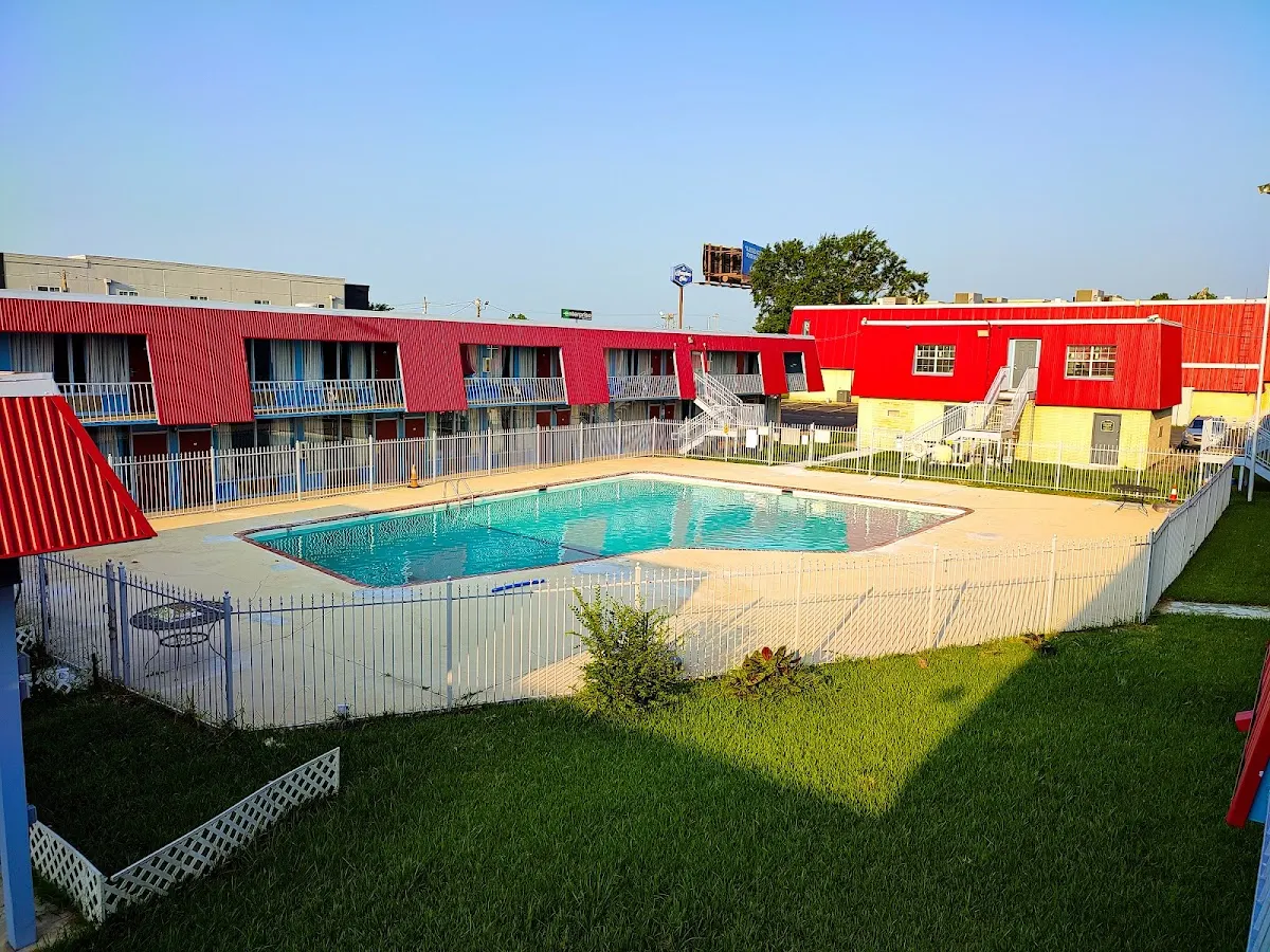 Clover Inn & Suites