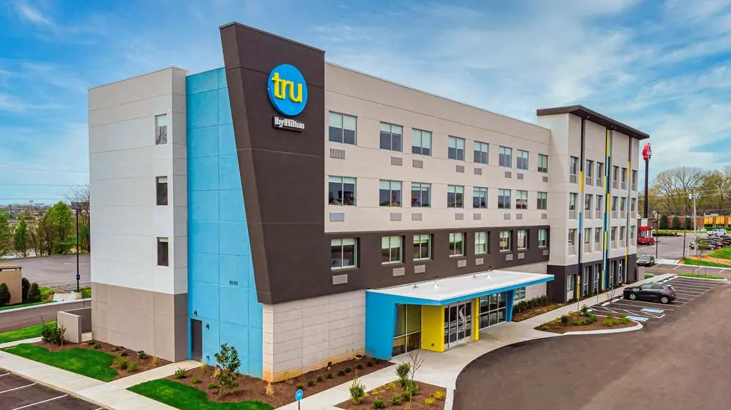 Tru by Hilton Clarksville