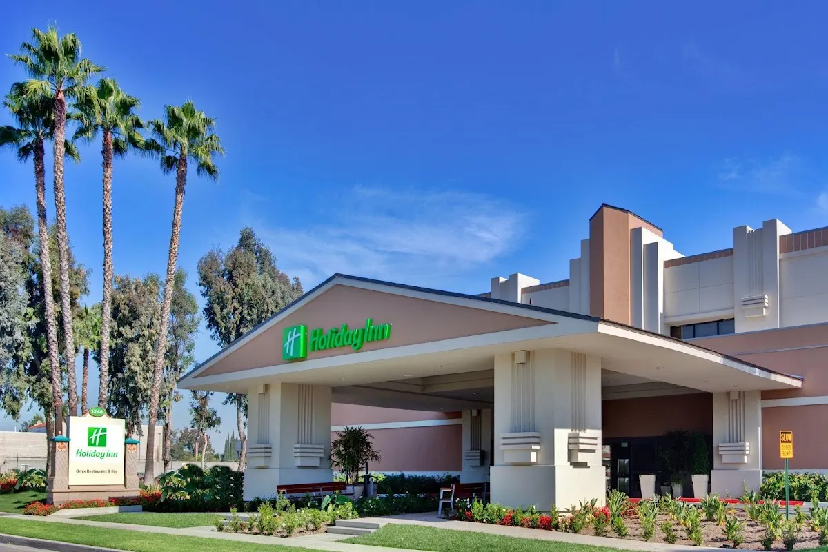 Holiday Inn & Suites Anaheim (1 Blk/Disneyland®) by IHG
