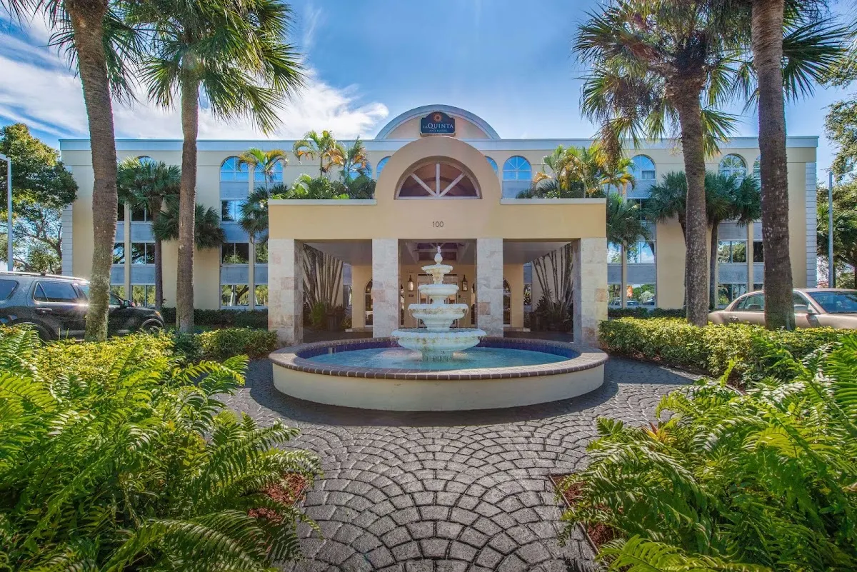 La Quinta Inn & Suites by Wyndham Deerfield Beach I-95