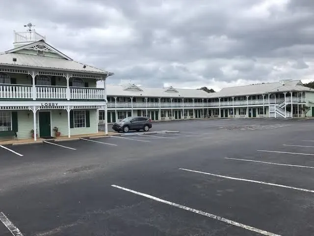 Deluxe Inn & Suites