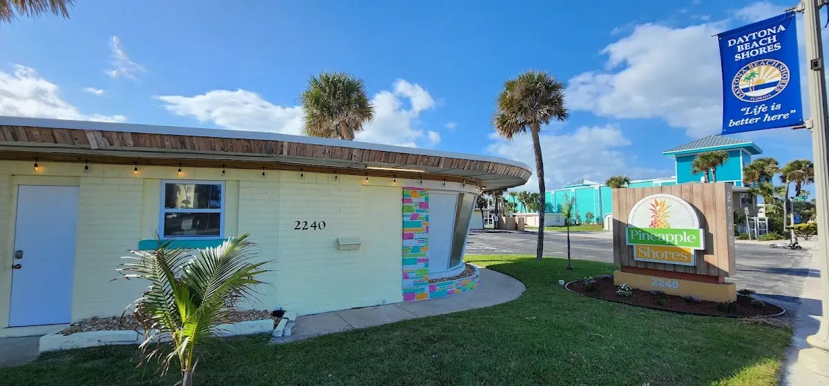 Pineapple Shores Retro Inn