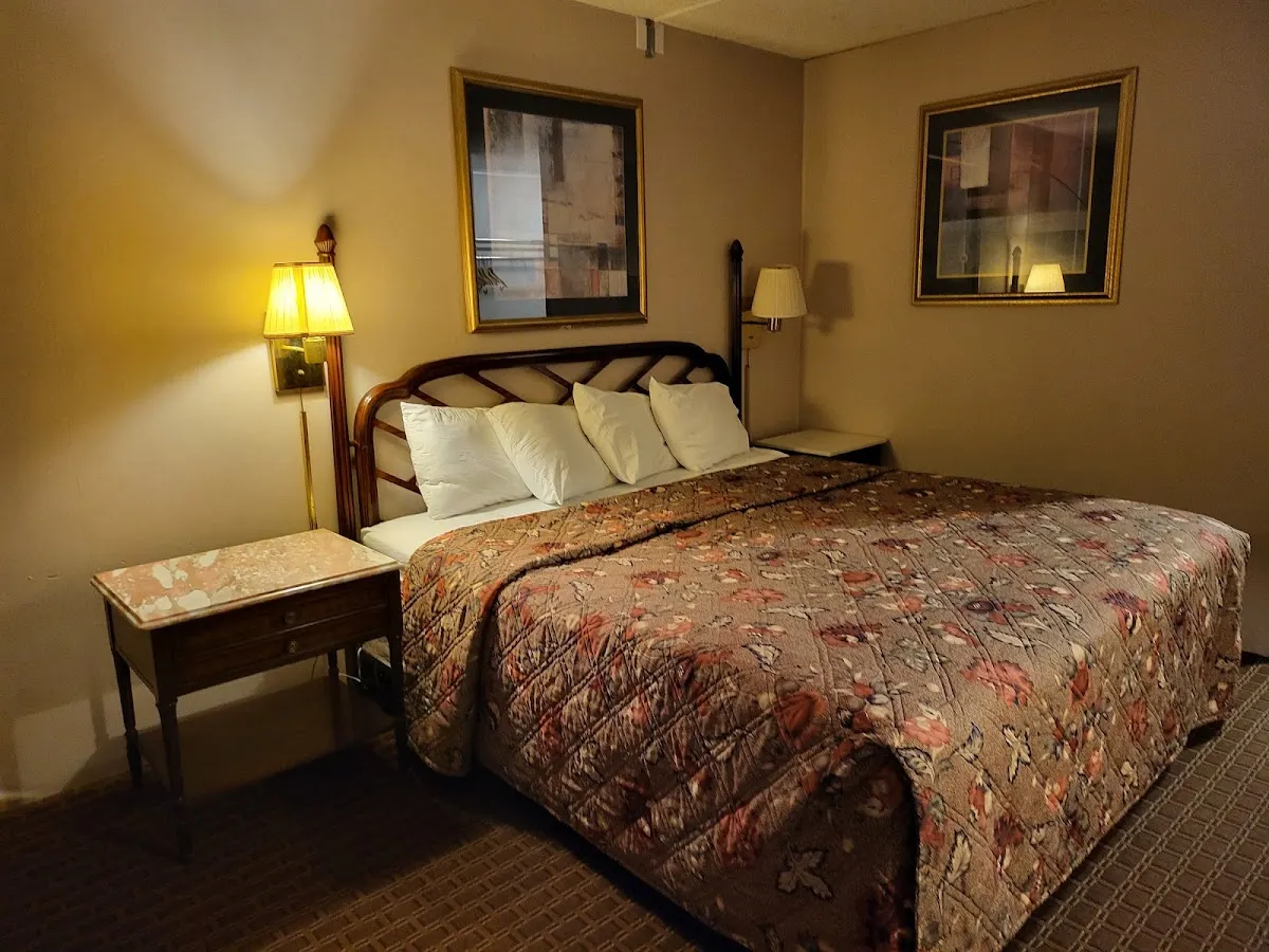 Napoleon Inn and Suites
