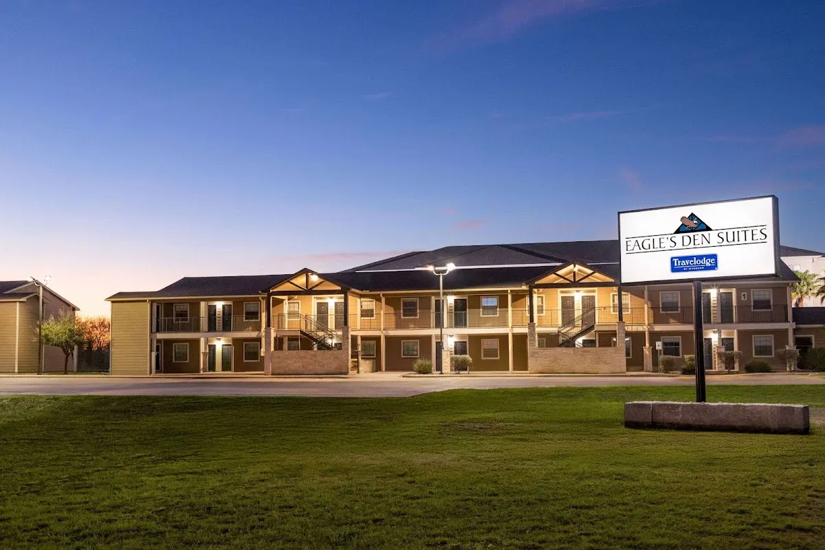 Eagle's Den Suites Kenedy a Travelodge by Wyndham