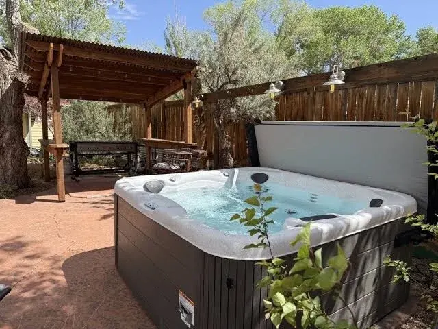 Bogie's Bungalow-Hot Tub, Downtown, 2nd Bathroom