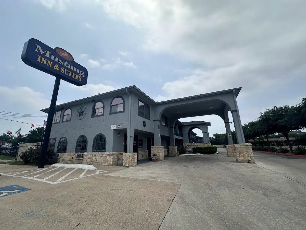 Mustang Inn & Suites