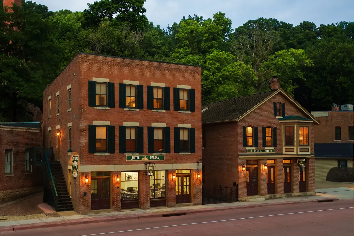 Riverboat Suites